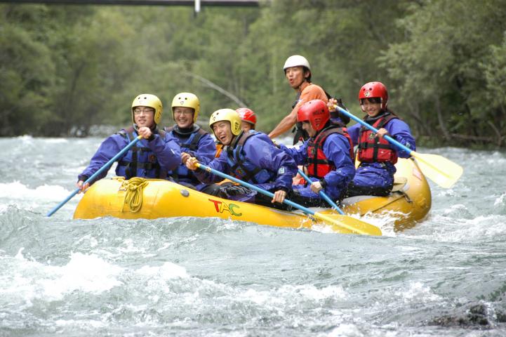 【夏でもアグレッシブな十勝川ラフティングとのんびりと湖カヌー2つが半日で楽しめる...