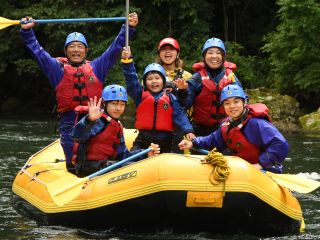 十勝川のラフティングは小学1年生から参加可能。 だからといって、全コース緩やかなわけではありません!? 白波立つ激流区間は、水しぶきがばっしゃーん!!