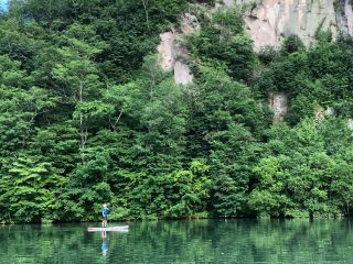 今話題のSUP(スタンドアップパドル)を十勝の湖でチャレンジしよう!初めての体験でも流れもない湖なら安心です!