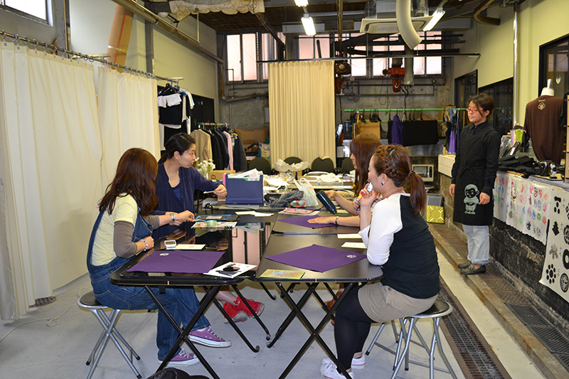 最大約50名まで可能の広い教室で家紋体験が可能!お一人様からでもお気軽にお越しください。