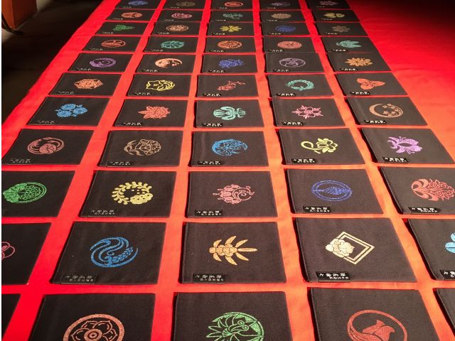 家族、友人、大切な人へのお土産や話題作りにオススメです。「366の花個紋」は自分の性格のわかるカードもお楽しみいただけます。