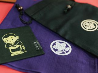 京捺染を用いて好きな柄を好きなグッズに染める体験ができます。