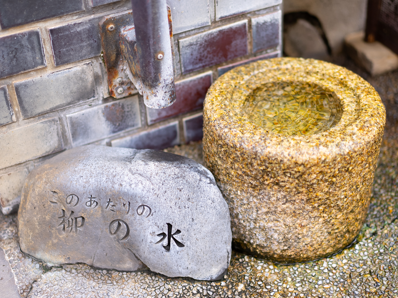 織田信長が本能寺の変があった場所にもなります。信長が飲んだ水、千利休が愛した柳の水が出ます。飲みたい方はペットボトルやコップをご持参ください。持ち帰れますよ。