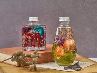 植物の彩りをそのまま閉じ込めた「オイルランプ」