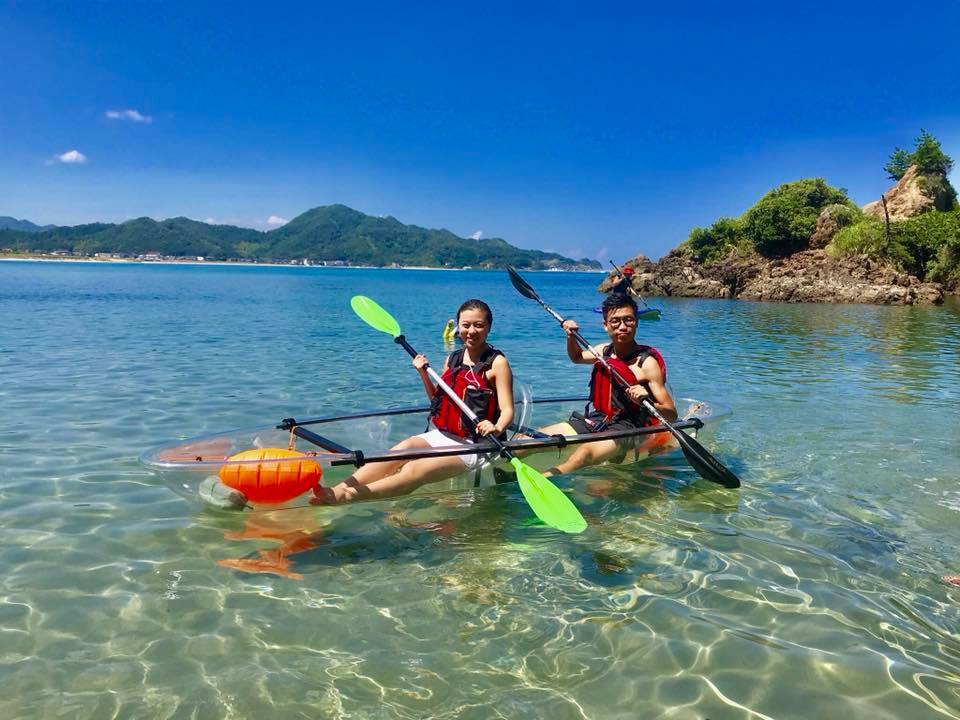 透明なカヌーで海上から浦富海岸を楽しみます