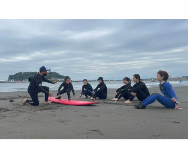 ビーチで注意事項の説明や、サーフボードのレクチャー、フォームチェックもしています