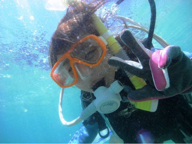 初めての方、泳げない方でも心配いりません。
インストラクターと一緒に足の着く浅いところで呼吸の練習からスタートします♪