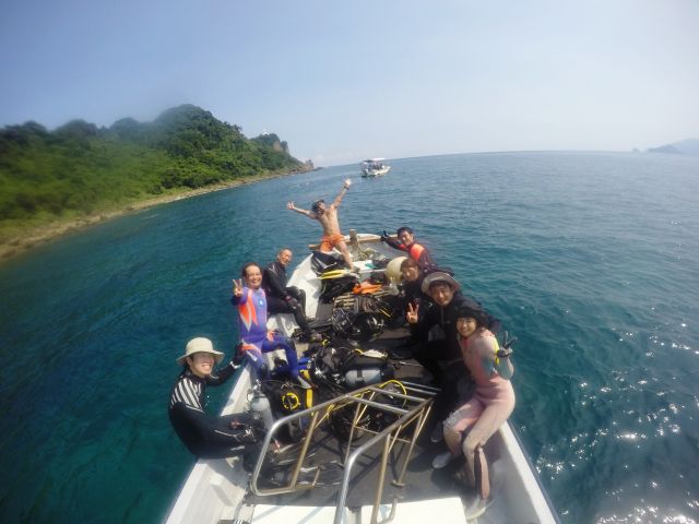 無人島までは船で移動します(10分程度)