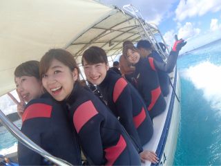 快適なマリン専用ボートでポイントへ!!! 青の洞窟近くまでは5分?10分♪ 階段降りるより断然に楽しく安心です。