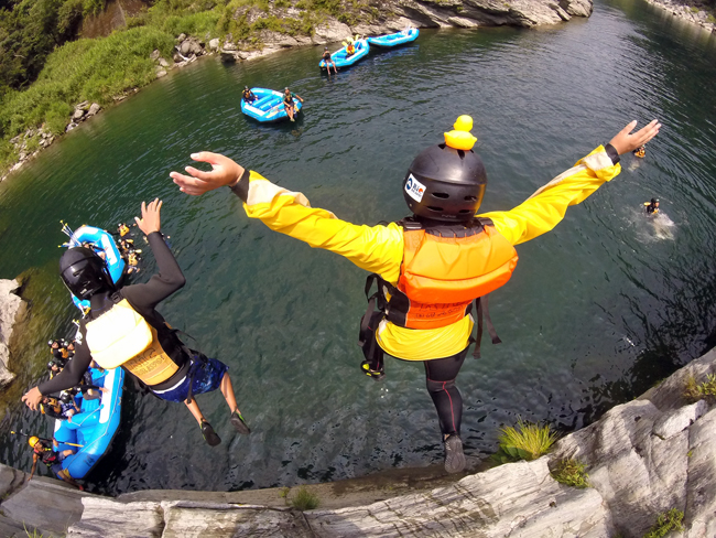 コースの途中では岩からの飛び込みジャンプにも挑戦だ