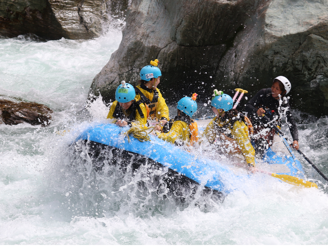 半日コースでは激流レベル3(5段階)の大きな激流が4つ待ち構えている迫力は十分だ