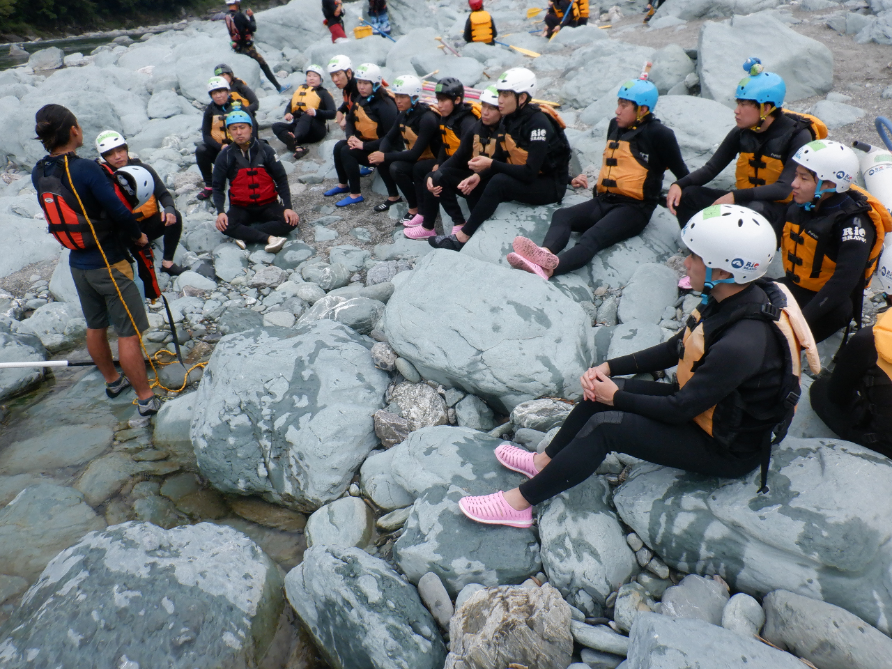 川に到着したら安全の説明を行います。レスキューの方法や落水時の対応など、楽しくツアーを行うために丁寧に説明していきますので、初めての方もご安心ください。