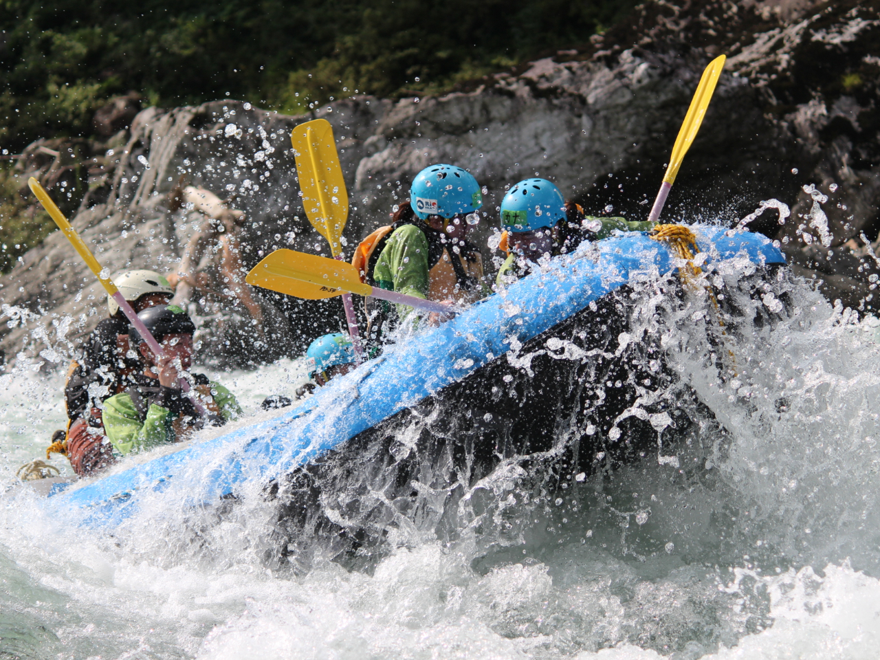 前が見えないほど大きな波のたつ激流ポイントを進んでいきます。