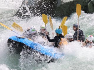 コマーシャルラフティング日本一の名高い小歩危の激流は驚きと興奮の連続だ