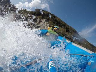 コマーシャルラフティング日本一の名高い小歩危の激流は驚きと興奮の連続だ