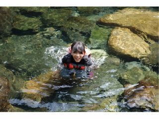 暑い日であれば川で泳ぐこともできます