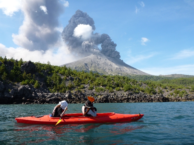 初心者でも大歓迎♪
南九州を代表する活火山『桜島』をカヤックに乗って海から楽しもう!
海の中まで広がる溶岩の大地。
全国でも限られた場所でしかできない活火山の麓でのカヤックツアーに是非ご参加ください!