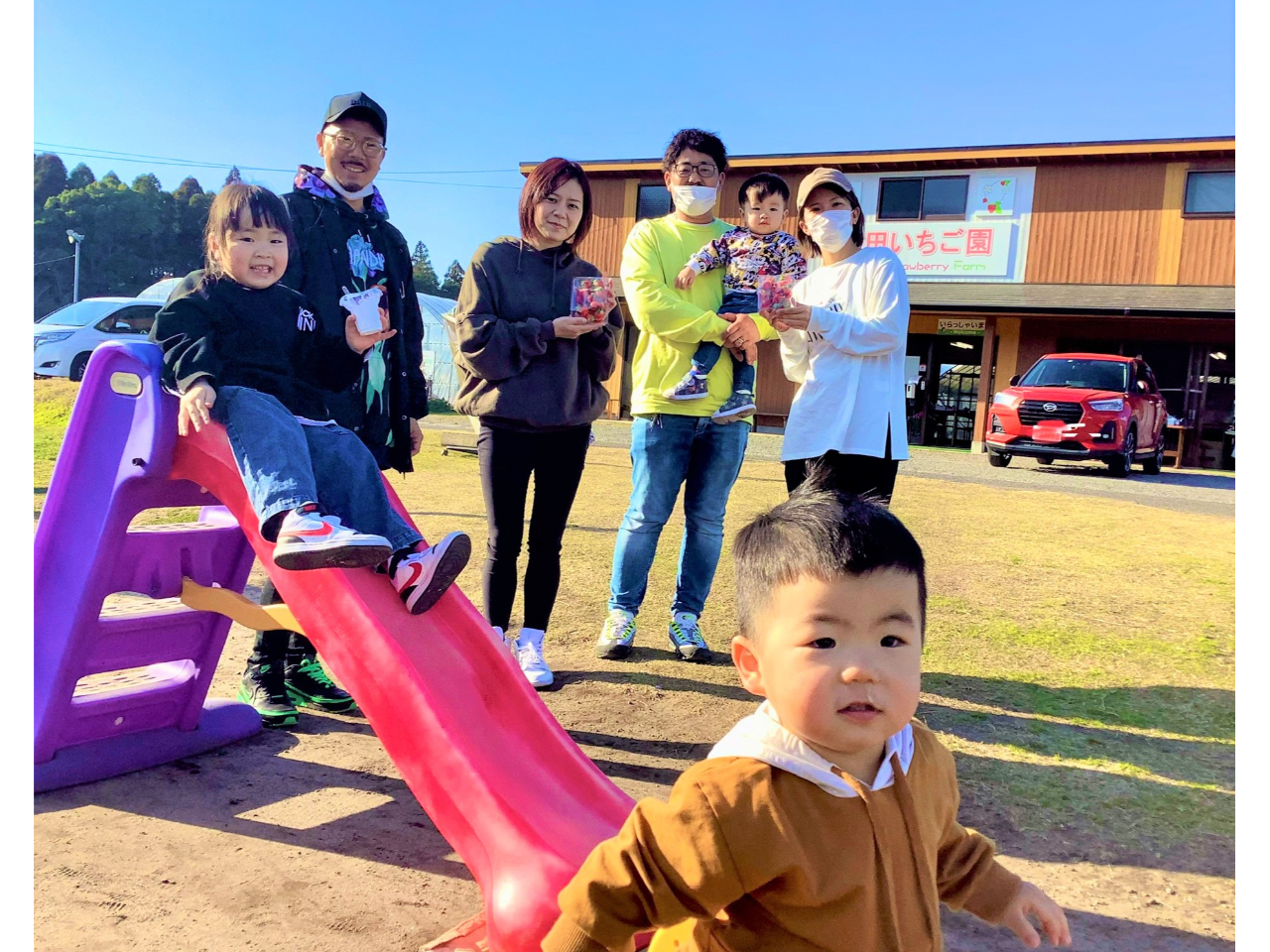 ★生協産直認証指定農園の安全性が認められた苺なのでお子様連れにも人気!!
★知覧の観光名所から近いので、観光の合間にもぴったり!!
★収穫量よりも味にこだわった自慢のいちごは格別!!