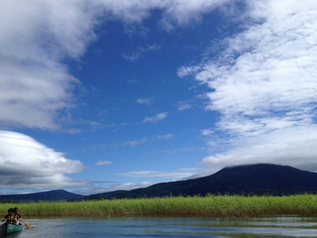 葦原から雄阿寒岳を望む。浅瀬なので絶好の写真ポイントでもあります。