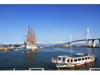 搭乗口の風景です。立山連峰を背景に海王丸と新湊大橋が見えます。
