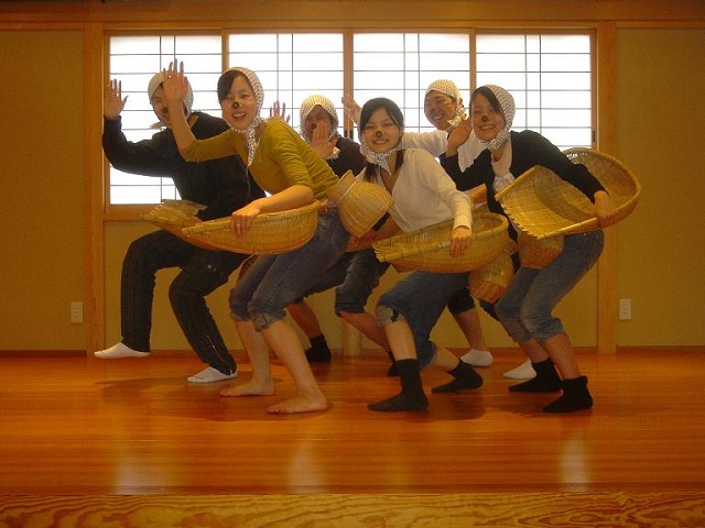 2 名様までのご予約はこちら 宴会芸の決定版 衣装付き どじょうすくい踊り 体験 本場安来市で安来節を踊ろう 所要時間 約1時間 安来節屋 じゃらん遊び体験 2 名様までのご予約はこちら 宴会芸の決定版 衣装付き どじょうすくい踊り 体験 本場安来市で安来節を踊ろう 所要時間 約1時間 安来節屋 じゃらん遊び体験