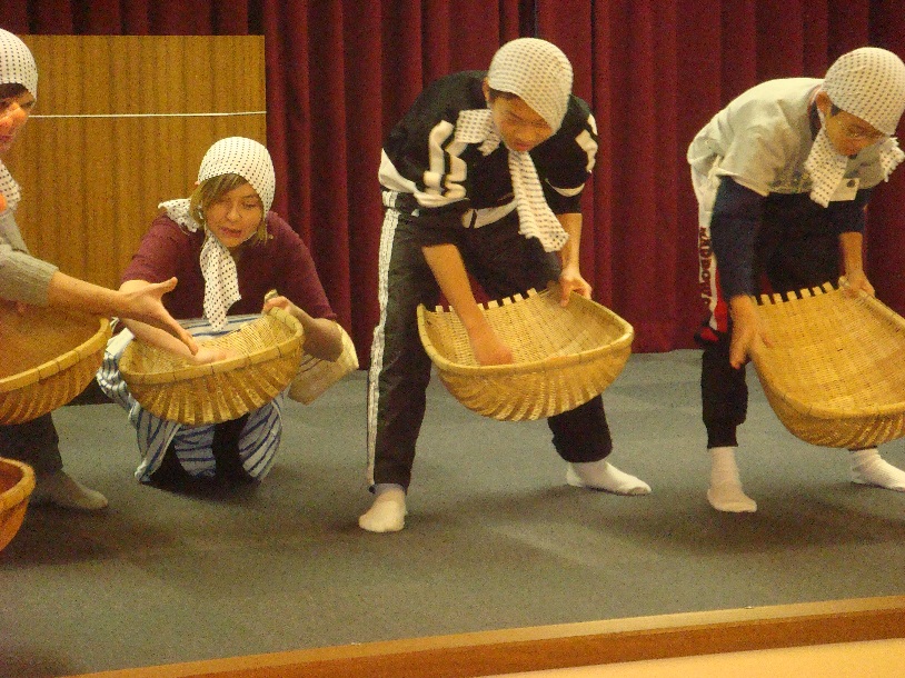 2 名様までのご予約はこちら 宴会芸の決定版 衣装付き どじょうすくい踊り 体験 本場安来市で安来節を踊ろう 所要時間 約1時間 安来節屋 じゃらん遊び体験