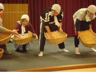 2 名様までのご予約はこちら 宴会芸の決定版 衣装付き どじょうすくい踊り 体験 本場安来市で安来節を踊ろう 所要時間 約1時間 安来節屋 じゃらん遊び体験 2 名様までのご予約はこちら 宴会芸の決定版 衣装付き どじょうすくい踊り 体験 本場安来市で安来節を踊ろう 所要時間 約1時間 安来節屋 じゃらん遊び体験