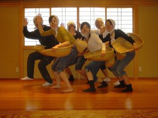 ひょうきんな表情と微妙な腰の動きが特徴です。自然と笑いがおこり、楽しい一時を過ごせること間違いなし!!