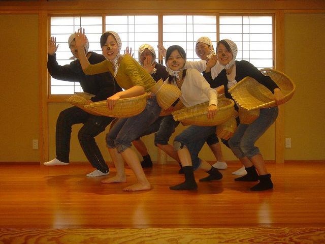 1名様でのご予約はこちら 宴会芸の決定版 衣装付き どじょうすくい踊り 体験 本場安来市で安来節を踊ろう 最大名様までご予約承ります 所要時間 約1時間 安来節屋 じゃらん遊び体験 1名様でのご予約はこちら 宴会芸の決定版 衣装付き どじょうすくい踊り 体験 本場安来市で安来節を踊ろう 最大名様までご予約承ります 所要時間 約1時間 安来節屋 じゃらん遊び体験