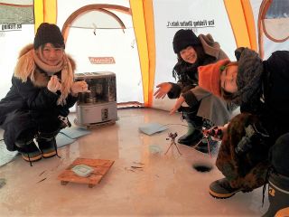 テント設営、氷の穴あけ等の事前準備は不要。すぐに釣りをお楽しみいただけます。