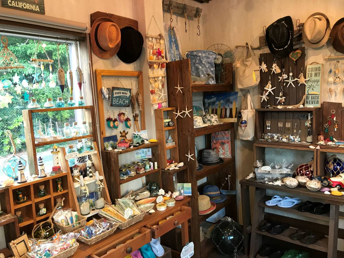 店内には海を感じる雑貨がずらり