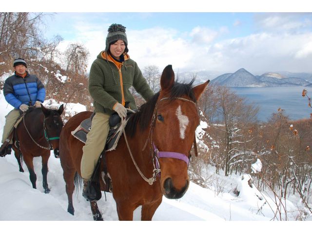 レイクトーヤランチならではの雪上トレッキング!
冬の澄んだ洞爺湖の景色には、感動すること間違いなし!
