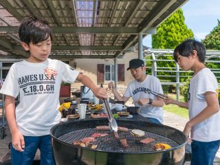 炭火アメリカンバーベキュー 屋根付きのテラス席で、家族でグループで楽しめます!