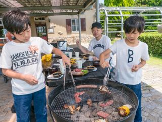 テラスで炭火アメリカンバーベキュー(^_-)☆屋根付きのテラス席で、家族でグループで炭火バーベキューを満喫しよう!