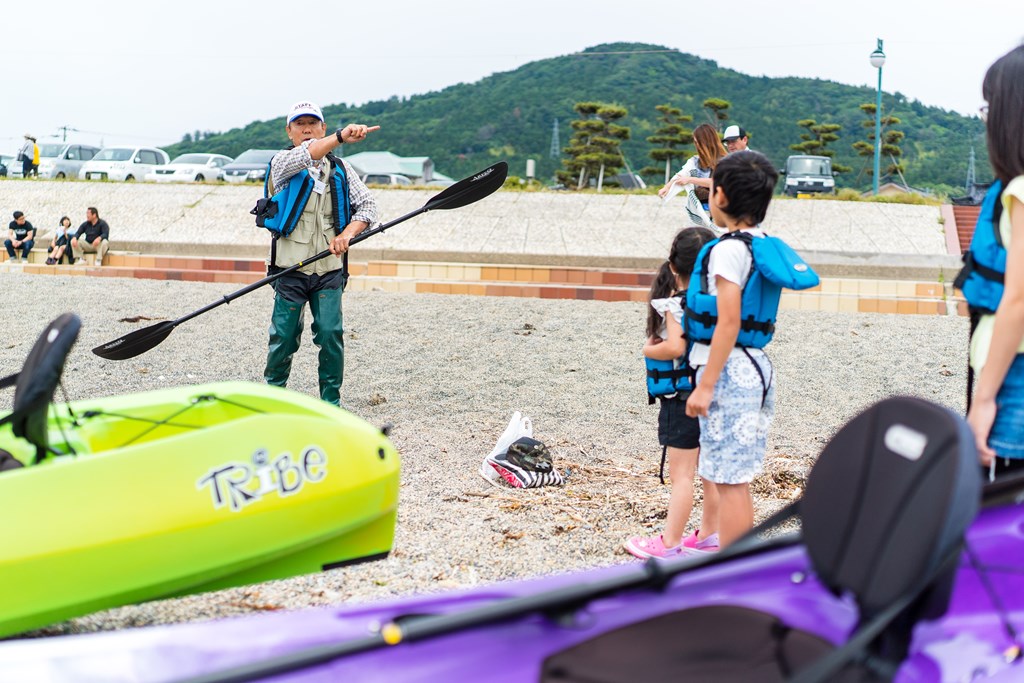 海上に出る前に、地元のインストラクターから漕ぎ方や旋回方法を丁寧にお伝えします。