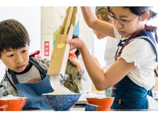 このアクティビティでは、地元で獲れた海藻の「てん草」から作る本格的なところてんを手作りします!