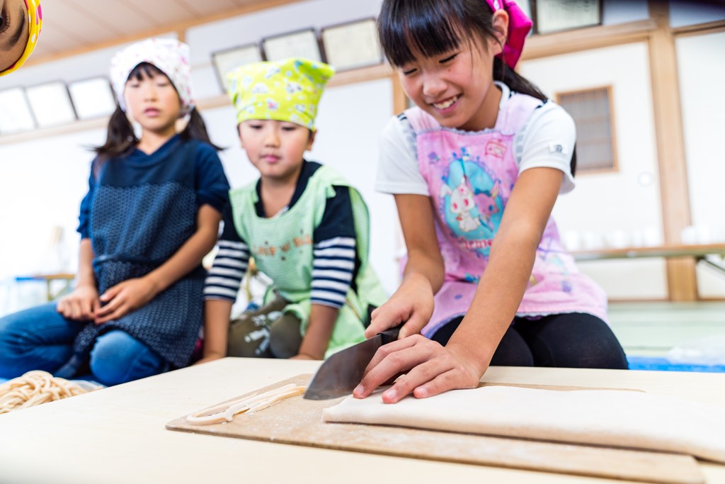 「むぎきり」とは小麦粉と塩だけで作られるシンプルな麺。 名前の由来はそのままで、小麦粉をこねてのばして、切ったからと言われています。