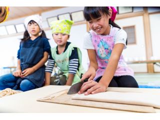 「むぎきり」とは小麦粉と塩だけで作られるシンプルな麺。 名前の由来はそのままで、小麦粉をこねてのばして、切ったからと言われています。