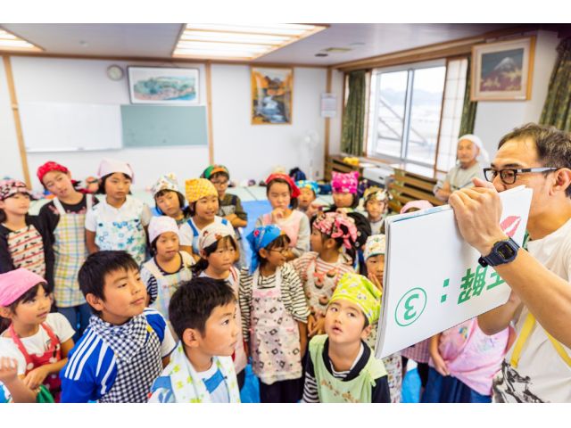 インストラクターが鼠ヶ関の漁業や紅えびについて、クイズ形式で色々教えてくれるのが、面白くて学びがあると好評です。