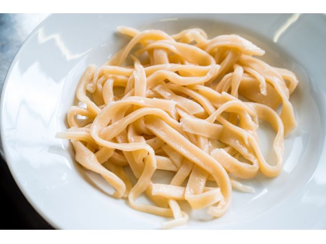 体験終了後はお楽しみの実食タイム。  つるっと口当たり、しこっと歯ごたえ、ふわっと紅えびのスペシャルな麦きりをご堪能ください。