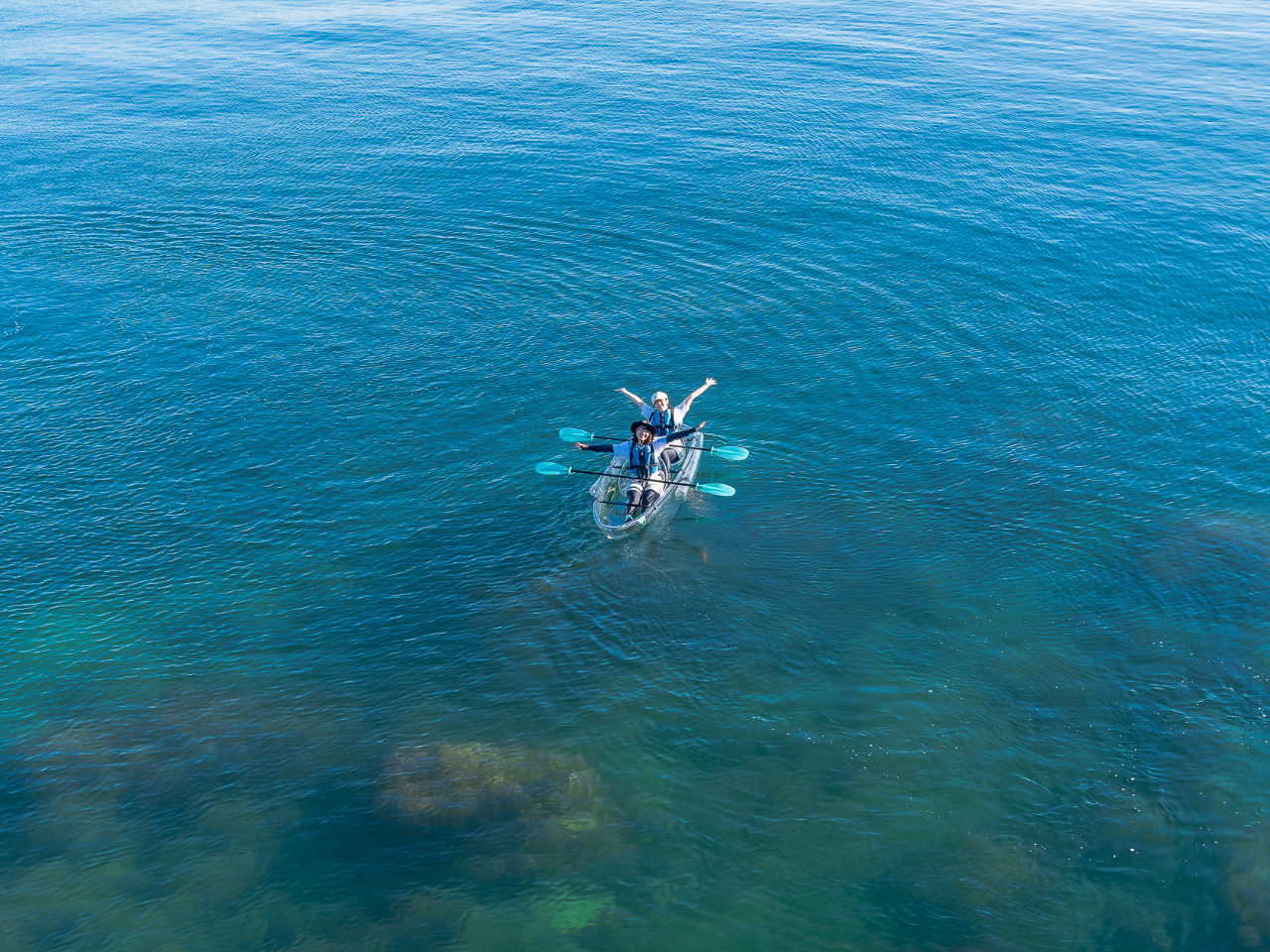 それからゆっくり太陽に向かってグーンとひと伸びします。そのまま息を吐きながら両手をゆっくりおろして海水タッチ。