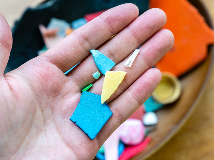 色とりどりのマイクロプラスチックが独自の美しさを放つ万華鏡を生み出します。