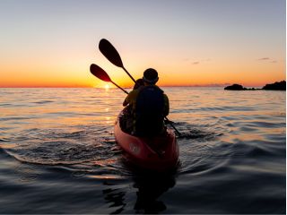 日本海に夕陽が沈む光景は誰もを虜にする魔法の力を持っています