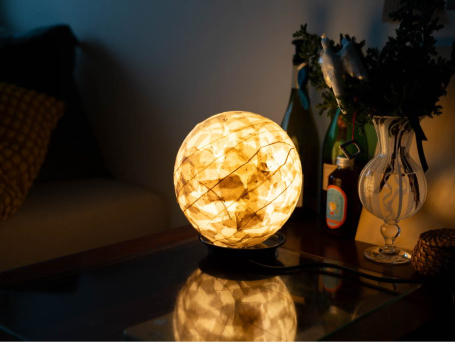 月を思わせる柔らかな光