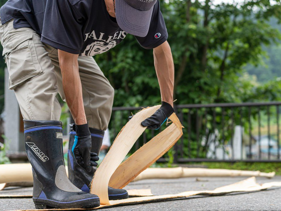内皮の部分を取り出し、これを煮たり、漬けたりすることによって糸にしていきます。実際に製品が完成するまでは22の工程が必要です。