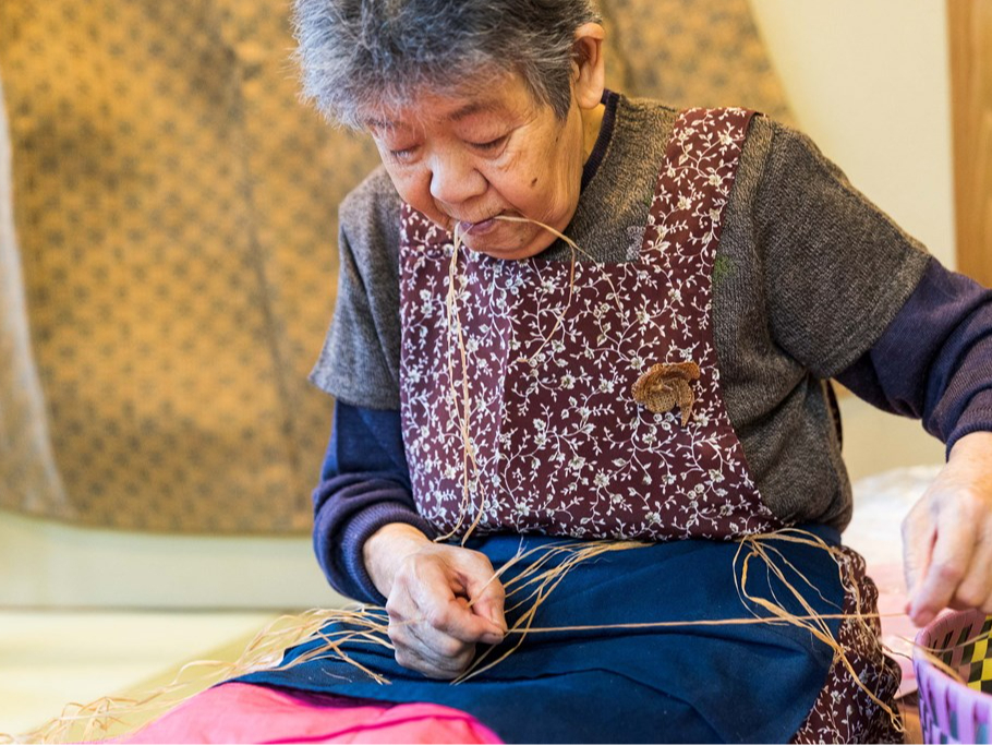 糸と糸をつなげていく、しな績みと呼ばれる工程がもっとも根気がいります。