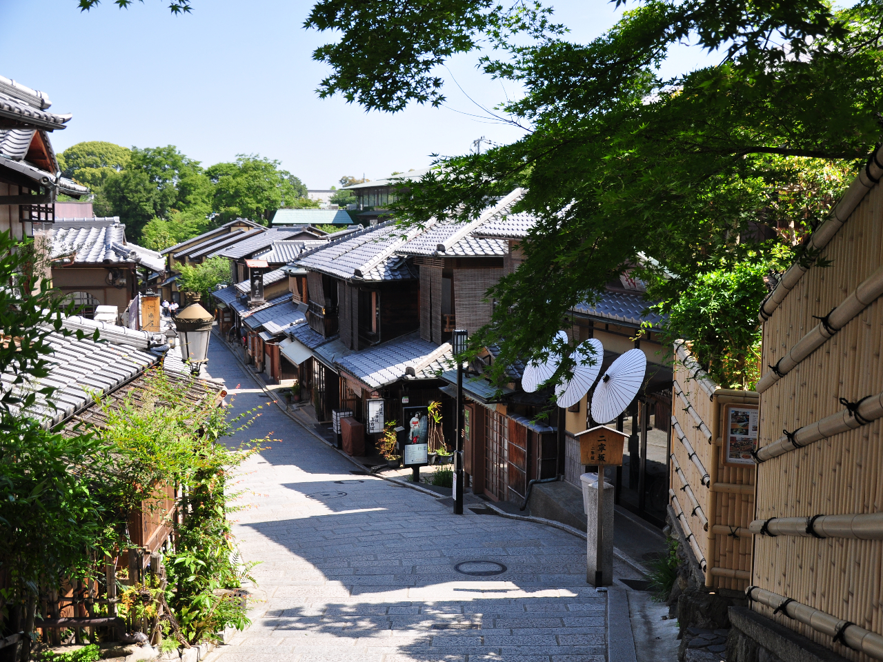 店前から見下ろす二年坂の眺め。人気の写真スポットです。