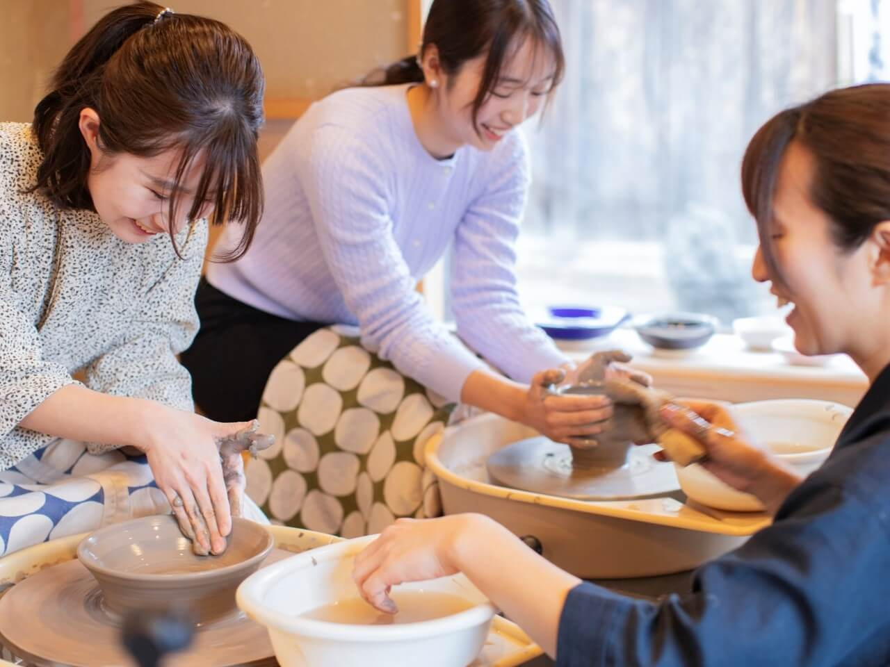 窓越しに三年坂の風景を眺めながら...