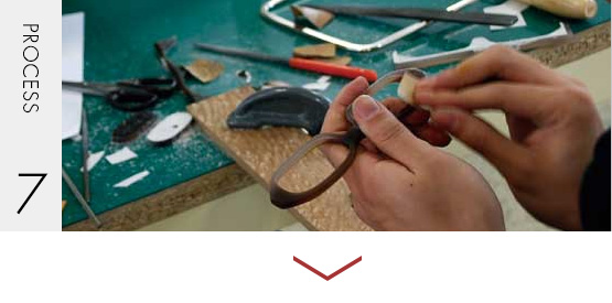 ���a�Ɠ��l�ɊO�a�����̂�����ō��A���X���Ō`�𐮂��A�T���h�y�[�p�[�ŕ\�ʂ𐮂��܂��B