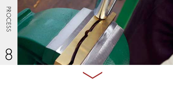 �O�g��^�J�̌^�ɓ���āA�J�[�u��������A�u���b�W�ƌĂ΂��@�����̃p�[�c�̐��`�������Ȃ��܂��B���E�l�������Ȃ��܂�